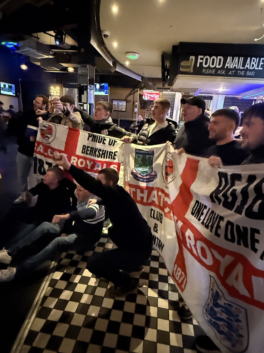 spearsy1606's tweet photo. Up the ding @ReadingFC 25 years in waiting https://t.co/ZMKlrC3d2g