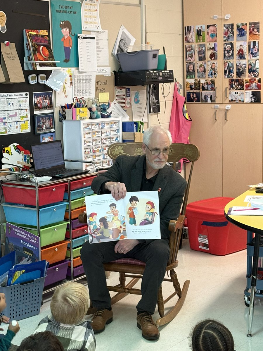 A_Cleveland87's tweet photo. Another super special, community member Mystery reader was welcomed into our class! Clarington Mayor, Mr. Adrian Foster, came to read a story to our Kindies. He also brought the Chain of Office so our students could see it and try it on. #pvncinspires @PVNCCDSB @ClaringtonON https://t.co/H2t584afK1