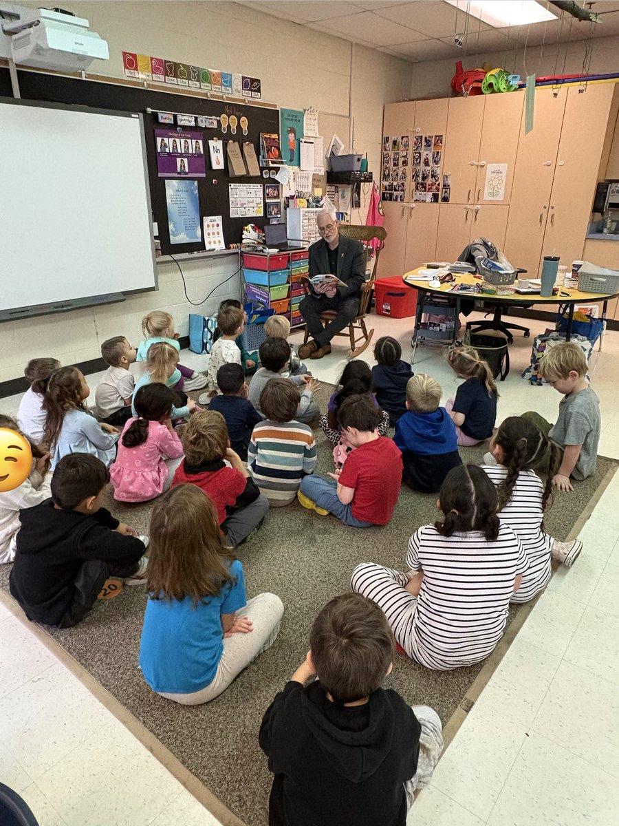 A_Cleveland87's tweet photo. Another super special, community member Mystery reader was welcomed into our class! Clarington Mayor, Mr. Adrian Foster, came to read a story to our Kindies. He also brought the Chain of Office so our students could see it and try it on. #pvncinspires @PVNCCDSB @ClaringtonON https://t.co/H2t584afK1