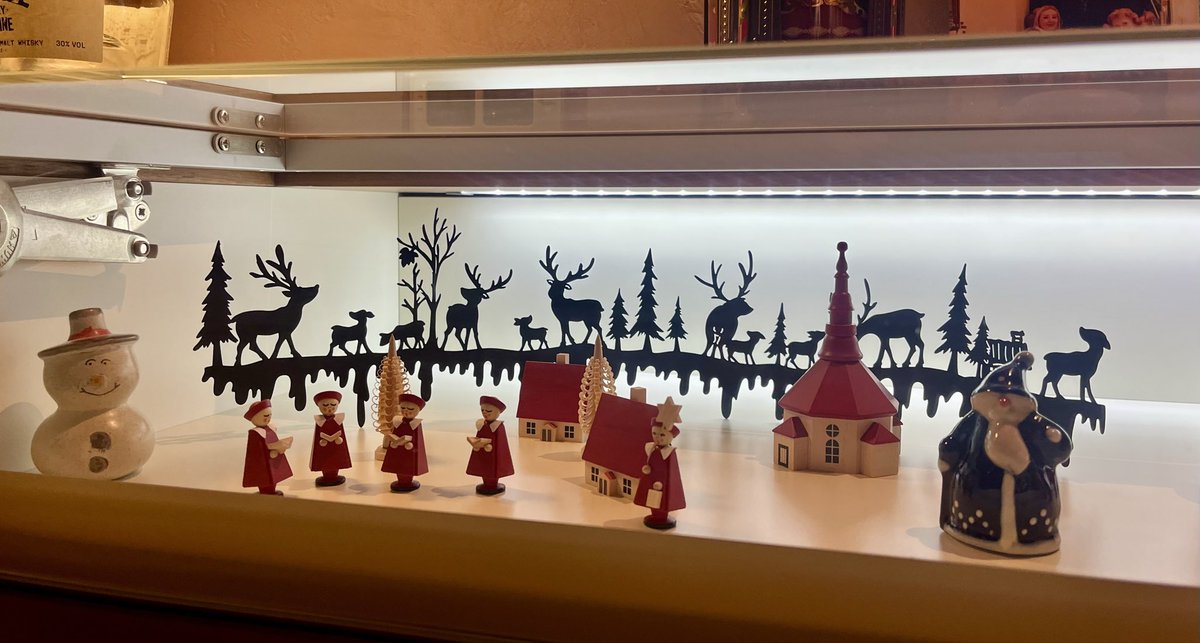 Meine uralten Leuchtfiguren (mindestens 30 Jahre alt) sind nach wie vor die schönsten 🥰
Adventskalender steht.
Der tolle Glasbaum aus Dänemark ist auch geschmückt. 
Meine Kommode ist auch bestückt.
Und weiteres …

und dann kommt ja später noch der Baum dazu.