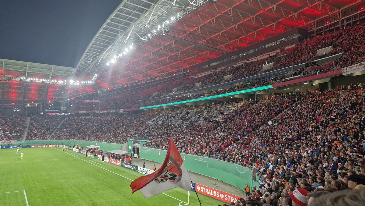 #RBLFCM #DFBPokal 

5.450 Tickets sind aktuell noch verfügbar fürs Pokalachtelfinale am Dienstagabend.
Davon 3.050 im Fansektor B und 1.050 im Sektor D.

Der Gästeblock ist mit 4.735 Plätzen ausverkauft + 3.000 im Oberrang + der gesamte C-Oberrang im Erstmarkt ~ 10.000 FCM-Fans