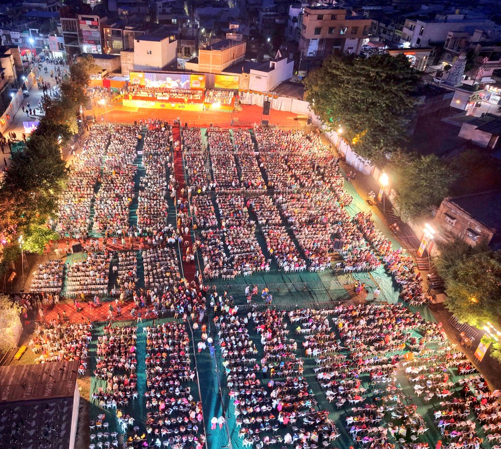 The_NikhilB's tweet image. भाजपा 🪷

माननीय मुख्यमंत्री देवेंद्रजी फडणवीस यांच्या गोंदिया येथील प्रचारसभेतील ही दृश्य आहेत. 🔥💥

#BJP #DevendraFadnavis