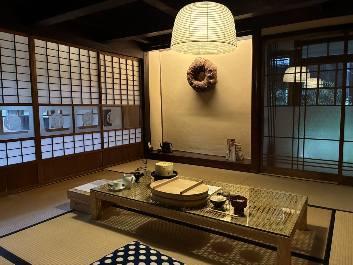 koenjigonnosuke's tweet photo. 先々週、福岡県八女市本町120番地1にある、古民家ホテル、クラフトイン手に宿泊しました！！古民家をオシャレにリノベーションしつつも古き良さも活かして哀愁有り、一階と二階が使えて風呂場、お手洗い、廊下、庭などがあって、まるで田舎のおばあちゃんの家を思わせる、ホッとする空間！！ https://t.co/OwcVbcZS5j