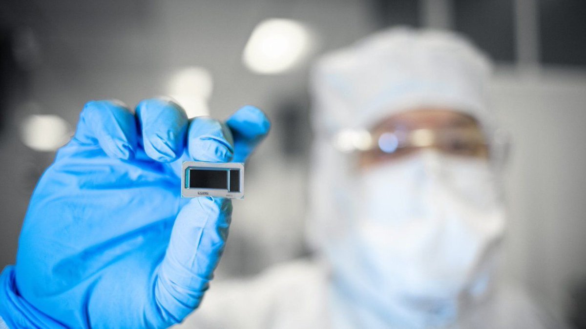 dailytechonx's tweet image. Apple plans to produce its M7 processor in Intel&apos;s U.S. foundries by 2027, marking a strategic shift in chip manufacturing. Link: thedailytechfeed.com/apple-may-shif… #Apple #Intel #Processor #Manufacturing #Chip #Production #Strategy #Innovation #Technology #Semiconductor #Foundry #USA…