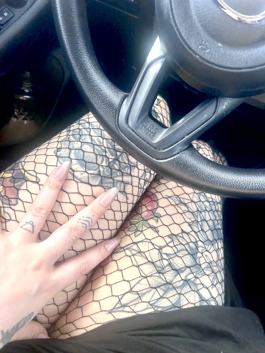 VioletCrimeee's tweet photo. Lil chicken hand https://t.co/kbSe6T1O4I