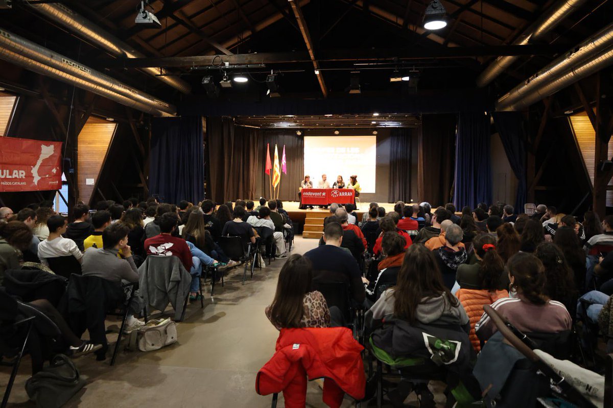 Endavant_OSAN's tweet image. 🗣️ Propostes per un nou cicle de lluita 

➡️ Hem començat amb la taula rodona sobre el paper de les organitzacions polítiques avui dia amb @VidalAragones, Ainhoa Etxaide i Júlia Portet 

Moltes gràcies a totes les que ens acompanyeu avui en aquesta jornada!