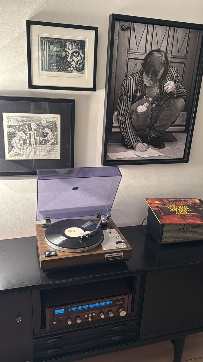 SaevarS's tweet image. Valdimar sönglar á meðan Megas fylgist með og skrifar texta…