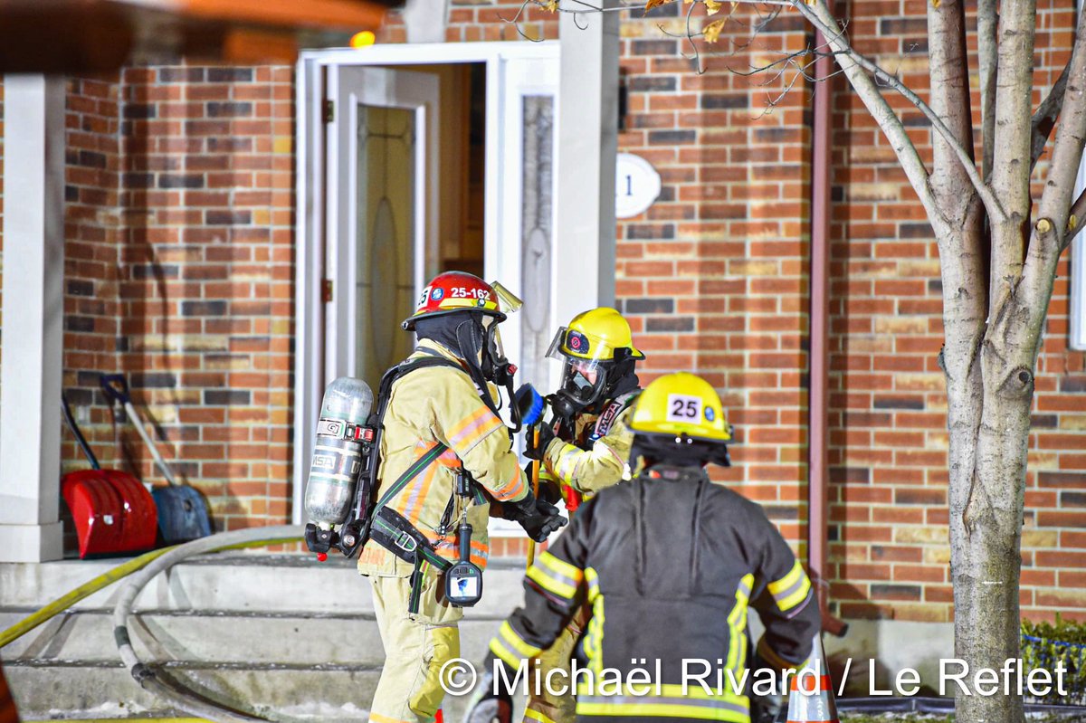 Un incendie s’est déclaré peu après minuit dans une résidence de la rue de Sofia à Candiac, sur la Rive-Sud de Montréal. Le feu, localisé au premier étage à l’arrivée des pompiers, s’est propagé dans la structure. Aucun blessé.