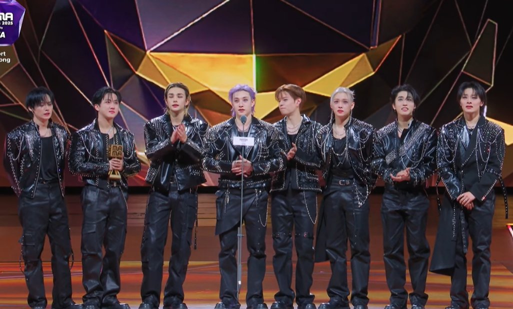 minunivers's tweet photo. Stray Kids who started with nothing,
Stray Kids who worked so hard for 8 years,
Stray Kids who went through tough times,
Stray Kids who always knew how to make us happy.

And today, Stray Kids who continue to rise, inspire, and prove that passion can move mountains.
This daesang is for you
Congratulations, my Stray Kids.