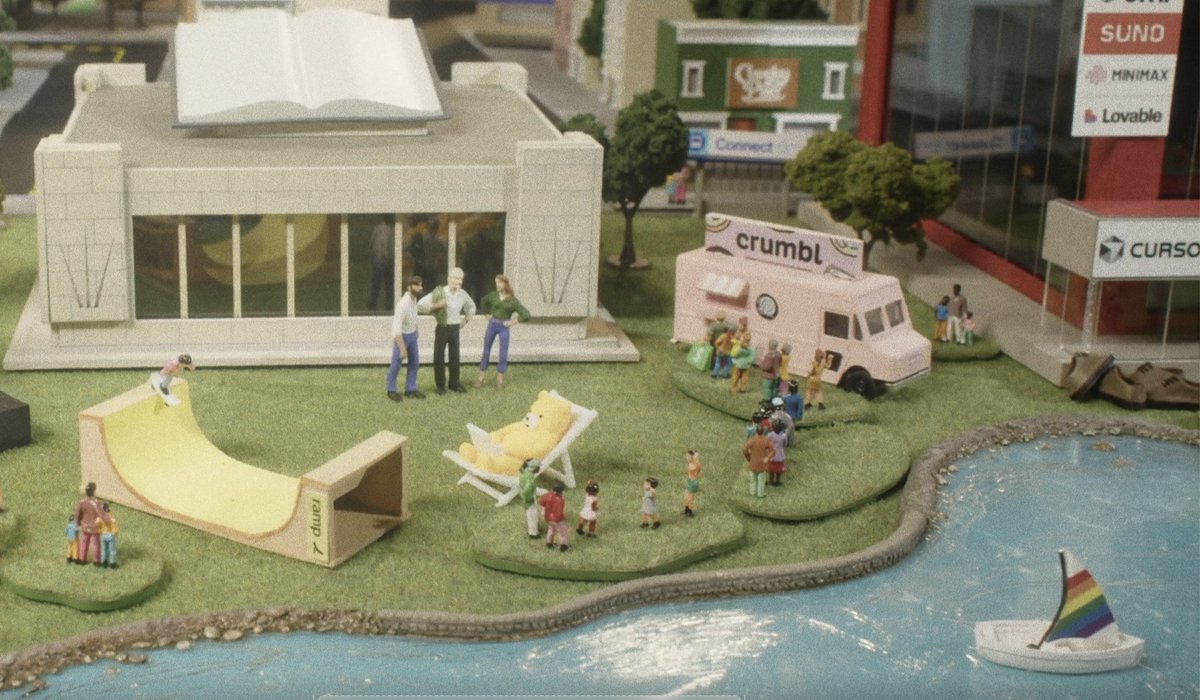 @stripe 在 BFCM 主题城市里精心设计的彩蛋数量简直令人难以置信
* @cursor_ai 以外的鞋子
* 将鼠标悬停在像 @levelsio 这样的人身上
* Cheeky Pint 酒吧
* @tryramp 坡道
* @b