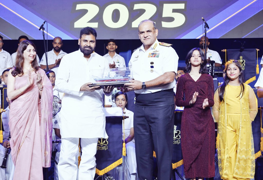 IN_HQENC's tweet image. 🎶⚓ As part of the #NavyDay2025 celebrations, the Eastern Naval Command Band performed the spectacular Symphonic Band Concert ‘SARGAM’ today at Samudrika Auditorium, #Visakhapatnam.

Shri K. Pawan Kalyan, @PawanKalyan Hon’ble Dy CM of #AndhraPradesh  graced the occasion as the…