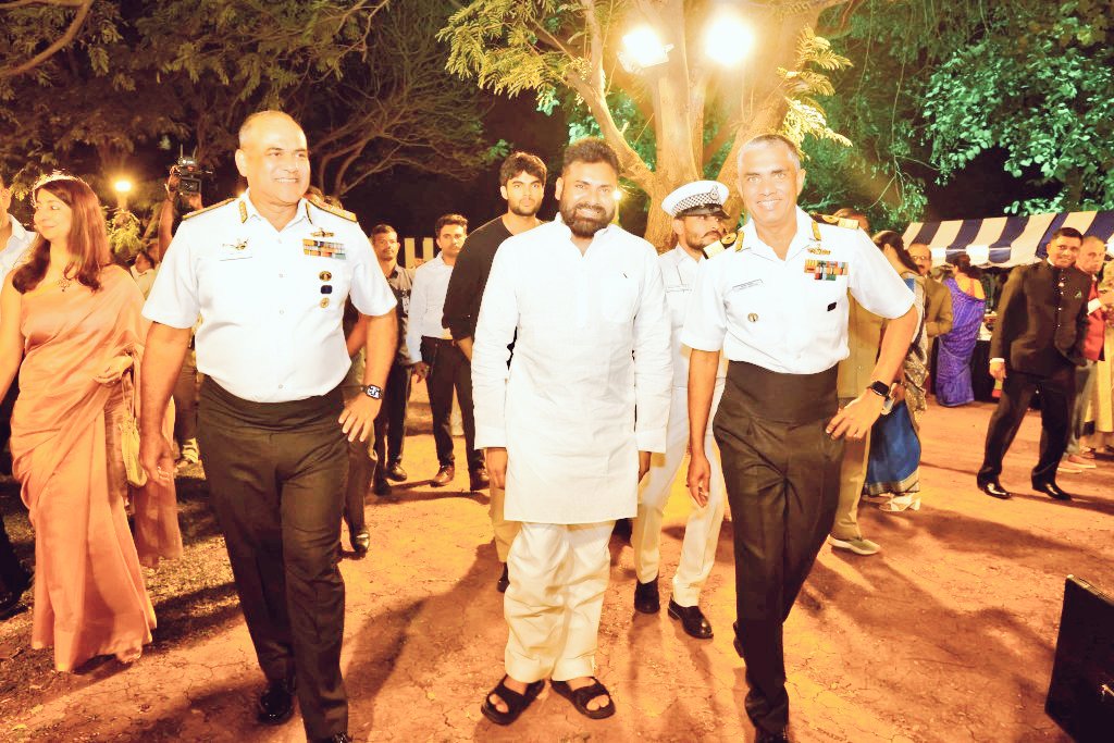 IN_HQENC's tweet image. 🎶⚓ As part of the #NavyDay2025 celebrations, the Eastern Naval Command Band performed the spectacular Symphonic Band Concert ‘SARGAM’ today at Samudrika Auditorium, #Visakhapatnam.

Shri K. Pawan Kalyan, @PawanKalyan Hon’ble Dy CM of #AndhraPradesh  graced the occasion as the…