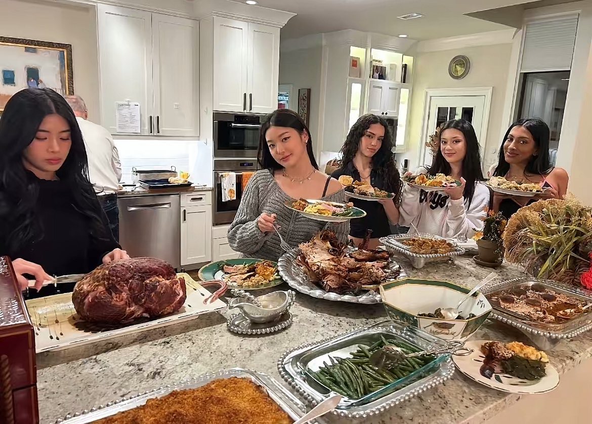 lafortesainz's tweet image. bakit parang caterer si sophia tapos inis na kasi balik nang balik ‘yung apat 😭