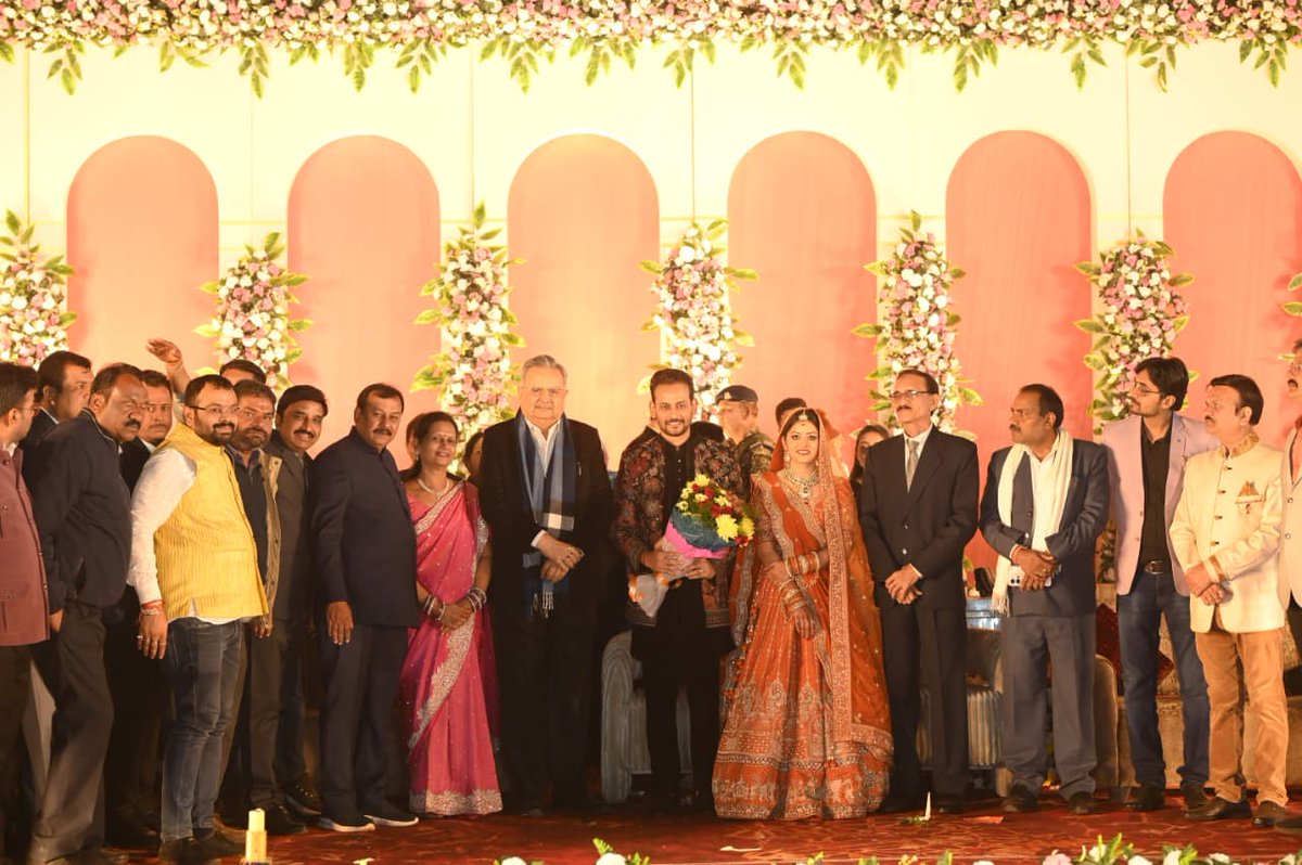 drramansingh's tweet image. आज दुर्ग सांसद एवं वरिष्ठ भाजपा नेता श्री विजय बघेल जी के सुपुत्र के वैवाहिक कार्यक्रम में सम्मिलित होकर नवविवाहित दंपति को सुखमय, समृद्ध एवं आनंदमय दांपत्य जीवन हेतु अपनी शुभकामनाएँ प्रेषित की।

भगवान श्री राम-जनकी के आशीर्वाद से नवदंपति का जीवन प्रेम और सुख-समृद्धि से परिपूर्ण…