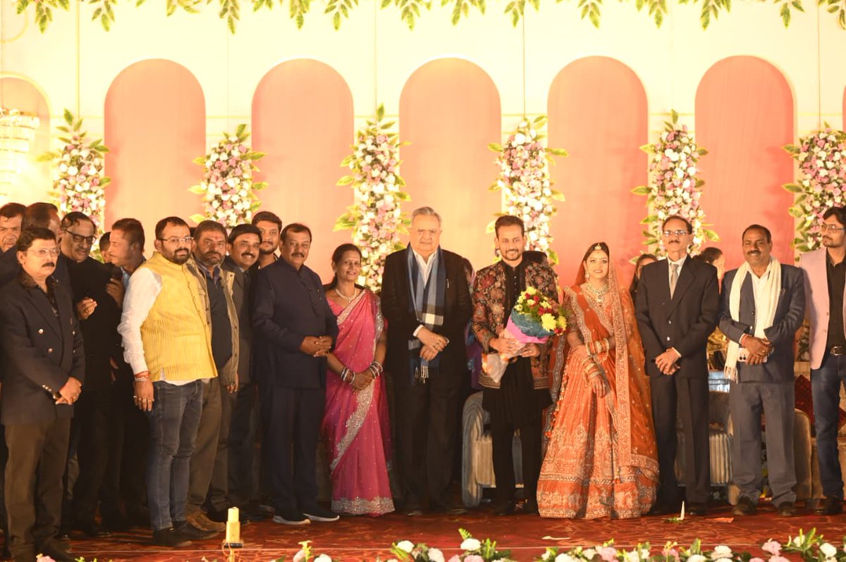 drramansingh's tweet image. आज दुर्ग सांसद एवं वरिष्ठ भाजपा नेता श्री विजय बघेल जी के सुपुत्र के वैवाहिक कार्यक्रम में सम्मिलित होकर नवविवाहित दंपति को सुखमय, समृद्ध एवं आनंदमय दांपत्य जीवन हेतु अपनी शुभकामनाएँ प्रेषित की।

भगवान श्री राम-जनकी के आशीर्वाद से नवदंपति का जीवन प्रेम और सुख-समृद्धि से परिपूर्ण…