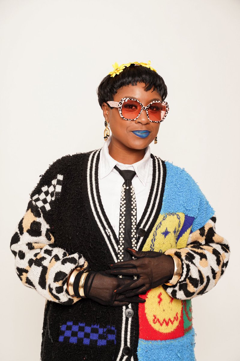 Shop small businesses this season ✨
<a href="/theebouffants/">Cute Art, Angry Artist🎨🔥</a> Cheetah 🐆 in Heels sunglasses 🕶️ — the perfect gift for anyone who loves a little animal-print drama. 😍

Proud collab. Bold style.

vontelle.com/collections/ke…

#Vontelle #ShopSmall #CheetahInHeels #StatementSunglasses #GiftGuide