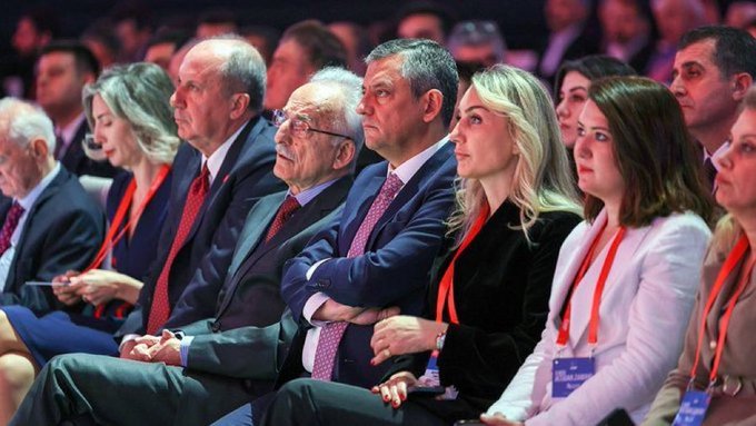 reisciniko's tweet photo. Özgür Özel, tek aday olduğu seçimde 1333 oy alarak bu yıl 4. kez CHP Genel Başkanı seçildi.

Kendi çaldı kendi oynadı ,bu arada Mansuru yavaş yavaş dışlamışlar ..

#TSveKNY LamineYamal Oscar Piastri Partimize 39 Türkiye 'ye https://t.co/R2x0l0m8oz