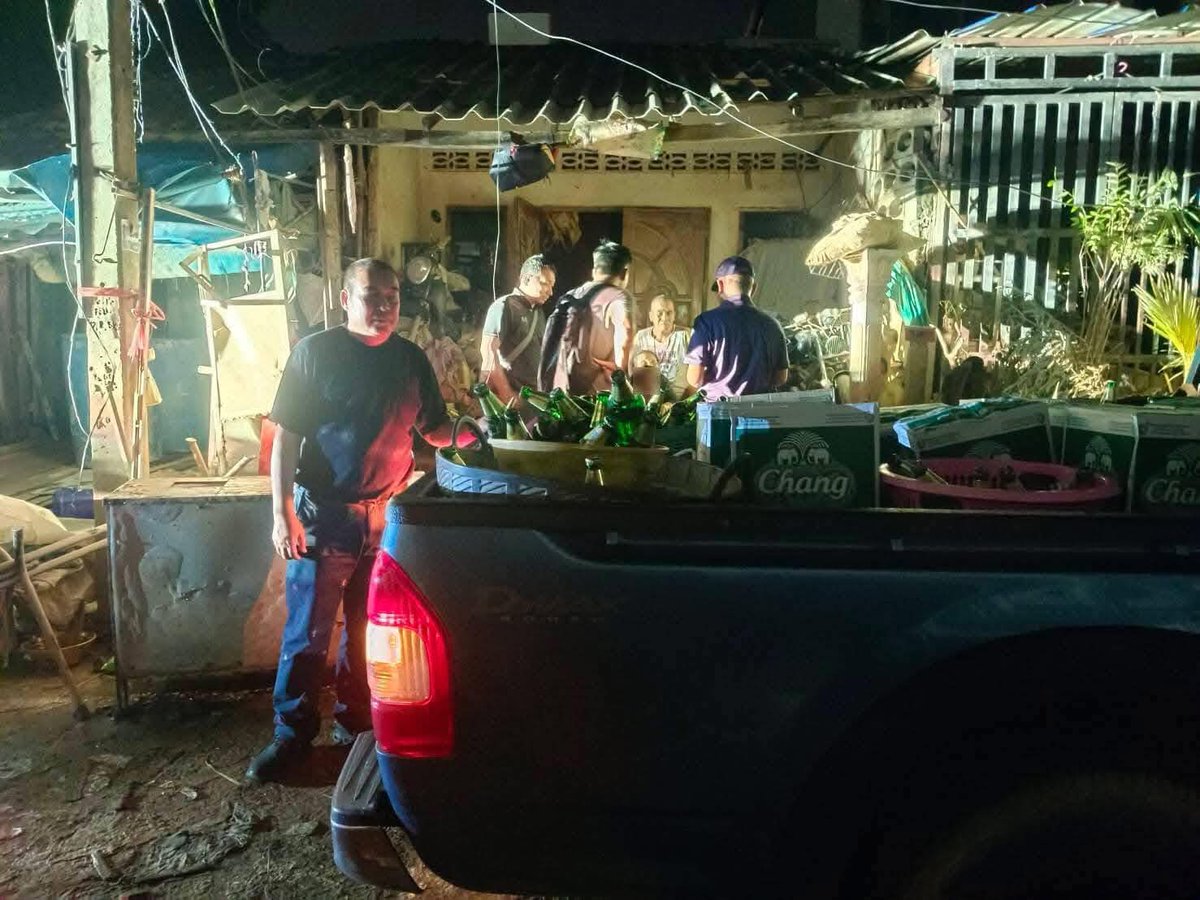 Catter65422769's tweet image. ตำรวจหาดใหญ่ เสี่ยงชีวิตเข้า
จับกุมแก๊งแมวน้ำ ลักเบียร์จากตู้รถไฟ ได้แล้วอย่างรวดเร็ว พร้อมของกลางจำนวนมาก

ขอชื่นชมตำรวจหาดใหญ่ที่ว่องไวเสมอ ถ้าผู้เสียหายเป็นร้านทอง หรือบริษัท

... ระดับชาติ