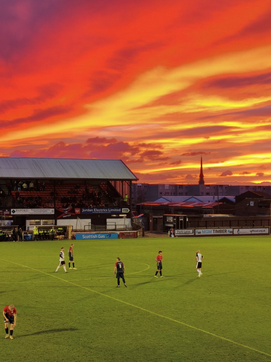 stuart_ayr1982's tweet photo. Job done @AyrUnitedFC  move on to the next round, with quite the backdrop 🔥🔥🔥
#superayr  #somersetpark https://t.co/w23S8bIhAq