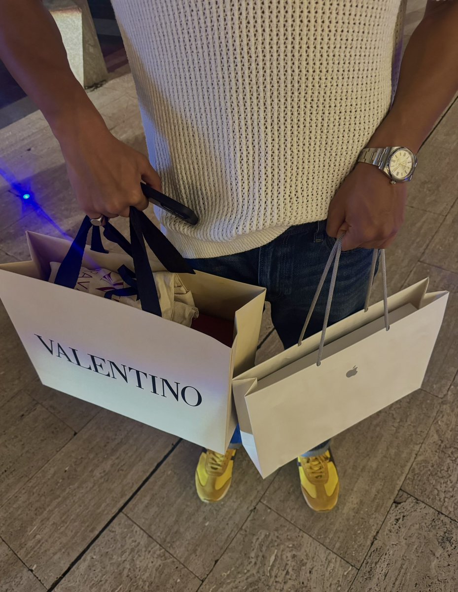 TherapistVi's tweet photo. I love shopping sprees, it’s so much fun 
In that one, My puppy had the privilege of spending 2.8k$ on Me… mmm, hot. https://t.co/vZV84vUMpE