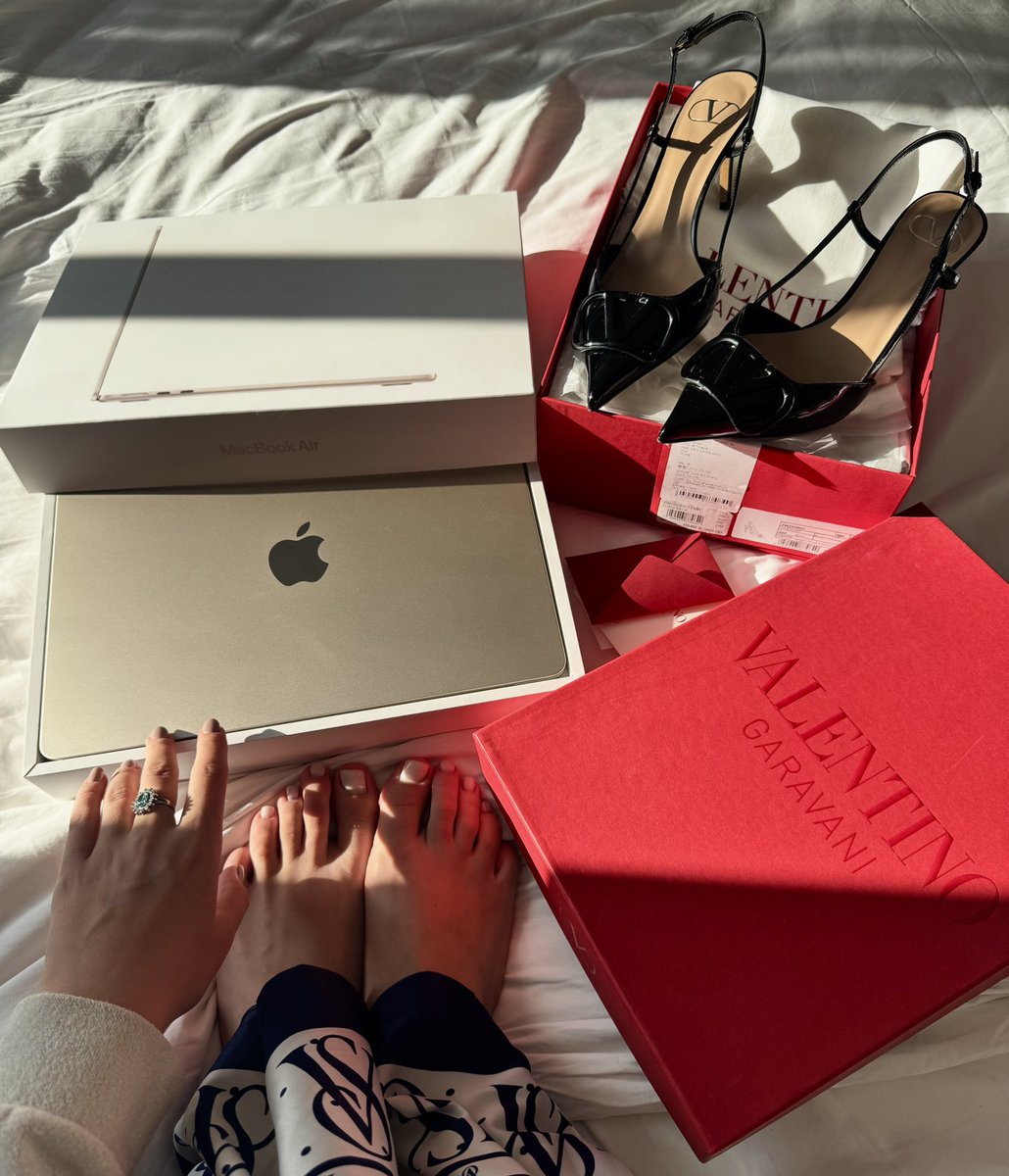 TherapistVi's tweet photo. I love shopping sprees, it’s so much fun 
In that one, My puppy had the privilege of spending 2.8k$ on Me… mmm, hot. https://t.co/vZV84vUMpE