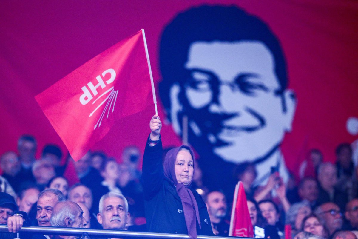 _MahirTastan's tweet photo. Akın var, güneşe akın.
Güneşi zaptedeceğiz,
Güneşin zaptı yakın!

Cumhuriyet Halk Partimizin 39. olağan kurultayını büyük bir coşkuyla gerçekleştirdik. Muhalefet olduğumuz son kurultayda yeniden Genel Başkanımız seçilen Sayın Özgür Özel'i yürekten kutluyor, üstün başarılar diliyorum.