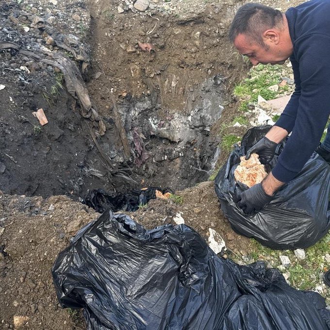 Manisa'da bir işletmenin imalathanesinde sağlıksız koşullarda saklanan 150 kilo pişmiş tavuk eti imha edildi.