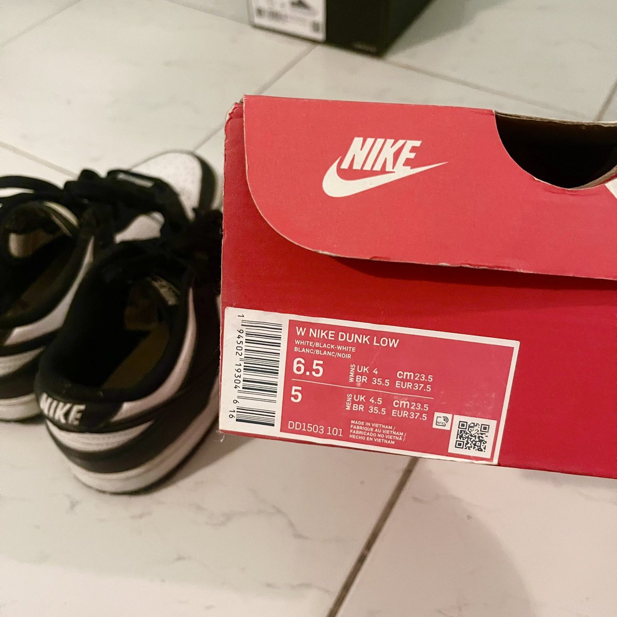 Nike Dunk Low Panda 🐼
สภาพดี แท้ 100% 
Size 37.5 / 5uk

1200 ส่งฟรี ต่อรองราคาได้ค้าบ
นัดรับ เซนลาด เกษตร เดอะมอลล์งาม มจพ.
#ส่งต่อรองเท้า #รองเท้ามือสอง #ส่งต่อเสื้อผ้า #ส่งต่อรองเท้ามือ2