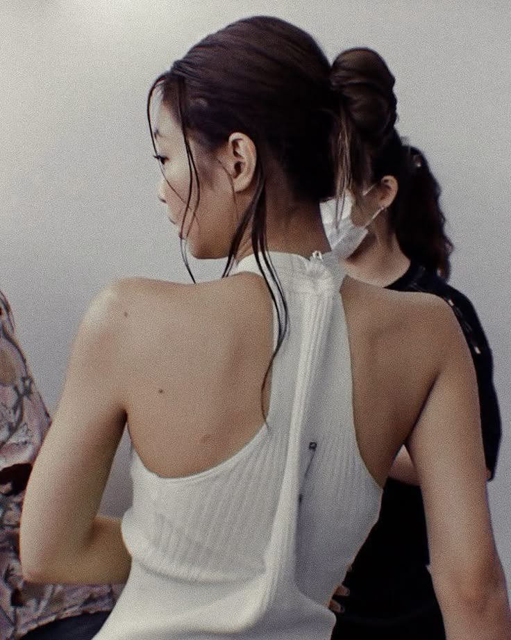 1l1vay's tweet image. 제니 뒷모습 좋은게 정석의 직각어깨랑 점이 잘 보임 ㅎ