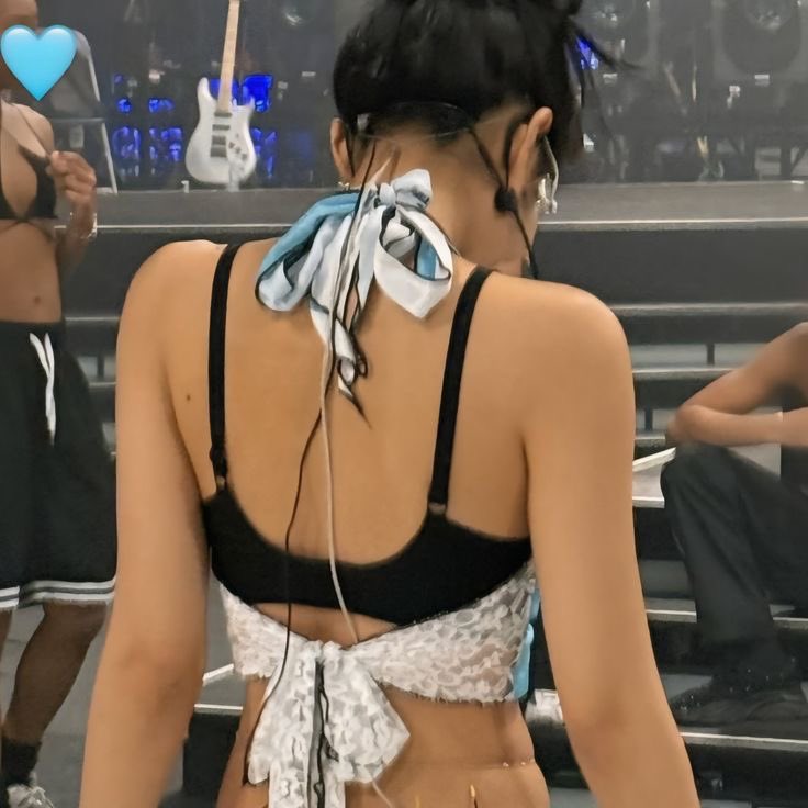 1l1vay's tweet image. 제니 뒷모습 좋은게 정석의 직각어깨랑 점이 잘 보임 ㅎ