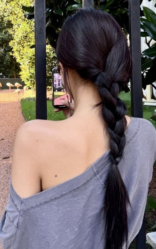 1l1vay's tweet image. 제니 뒷모습 좋은게 정석의 직각어깨랑 점이 잘 보임 ㅎ