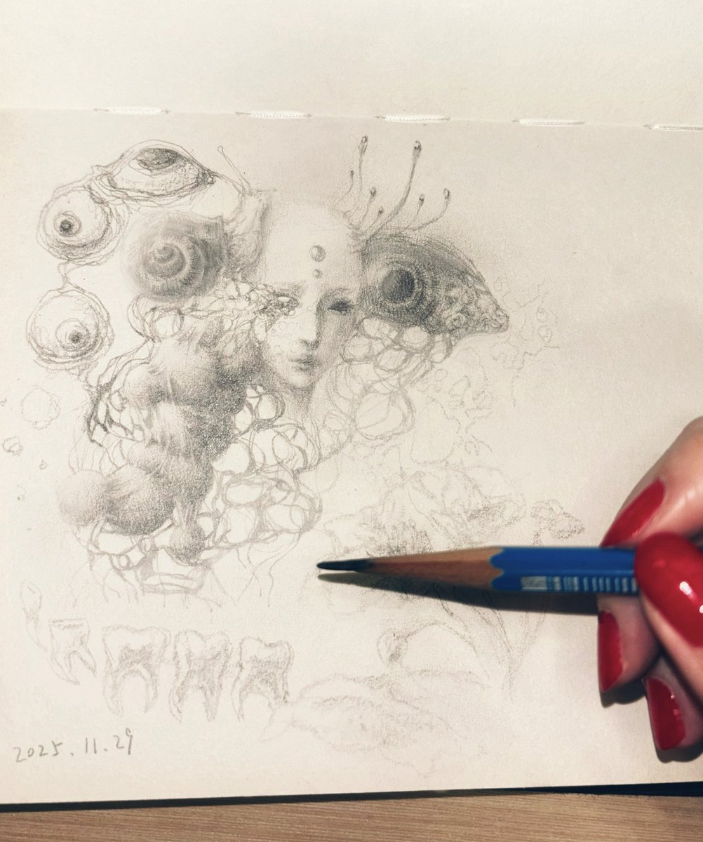 好想去纹身喔..画着画着 想让皮肤也成为画布的冲动愈发清晰