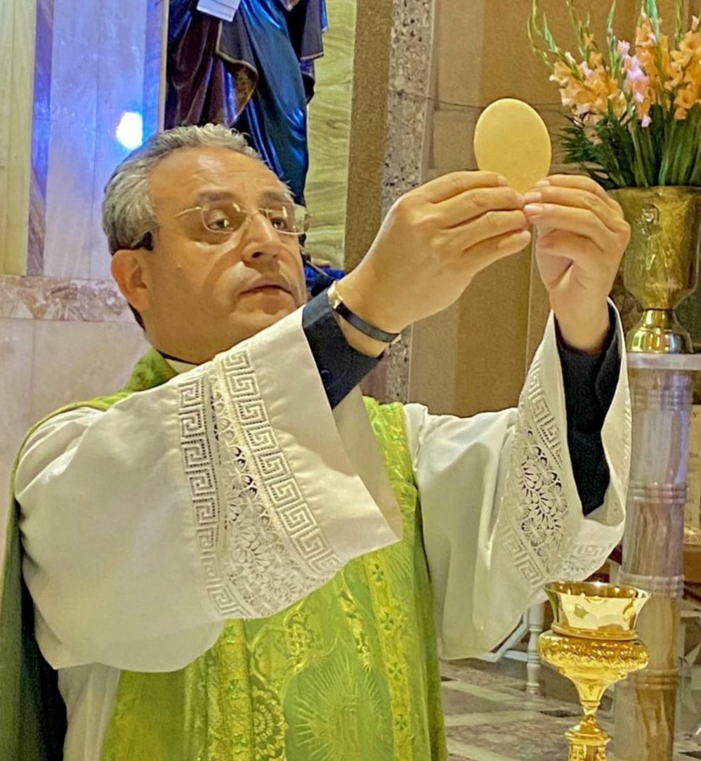 ¿Se acuerdan de la ex alcaldesa de Chilpancingo que andaba desayunando con el model del cartel de “Los Ardillos”? Bueno, 2 años después salen a la luz más fragmentos del vídeo que circuló de la reunión y ahí es donde aparece el padre Antonio Bravo Salgado.
Todo indica que el