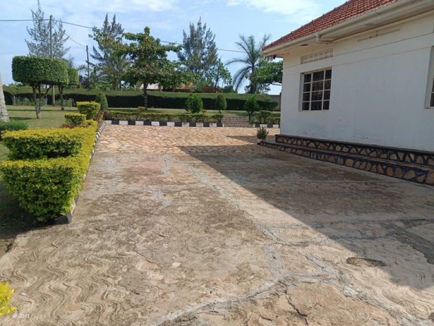 HOT DEAL 🔥 

Self-contained 3-bedroom house with sitting room, ample parking, on 1 acre in Nakawuka, Wakiso. Just 200m from the main road.

Price: UGX 600m (negotiable).
Inspection is FREE 

Call: 0787708170 / 0706810391
WhatsApp: +211917271764.