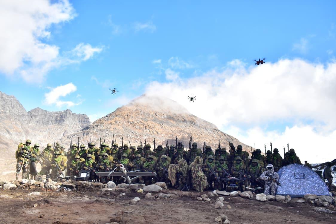 easterncomd's tweet image. Lt Gen YS Ahlawat, #GOC, #BrahmastraCorps, alongwith the #GOC, #TrinetraDivision and #GOC, #CockerelDivison visited the troops undergoing #BrahmastraPrahar exercise in high altitude terrain in #EasternTheatre.

#GOC, #BrahmastraCorps reviewed the #OperationalPreparedness of the…