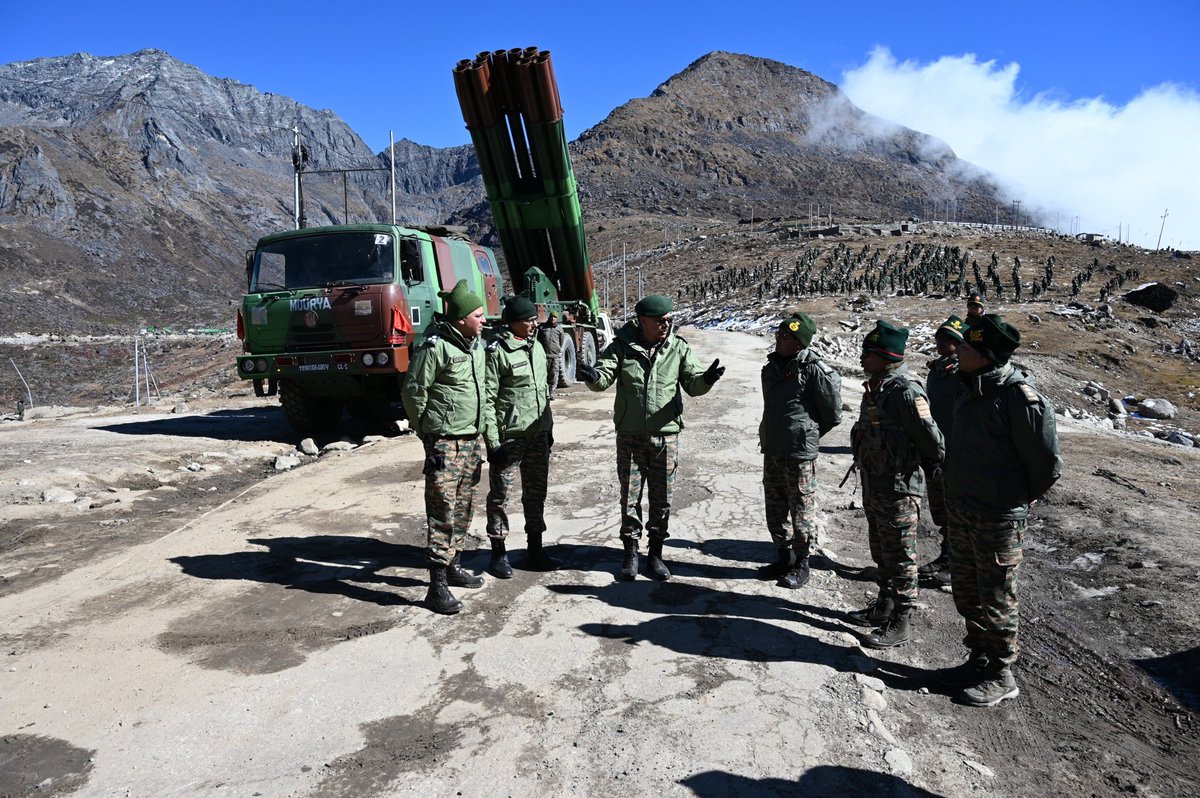 easterncomd's tweet image. Lt Gen YS Ahlawat, #GOC, #BrahmastraCorps, alongwith the #GOC, #TrinetraDivision and #GOC, #CockerelDivison visited the troops undergoing #BrahmastraPrahar exercise in high altitude terrain in #EasternTheatre.

#GOC, #BrahmastraCorps reviewed the #OperationalPreparedness of the…