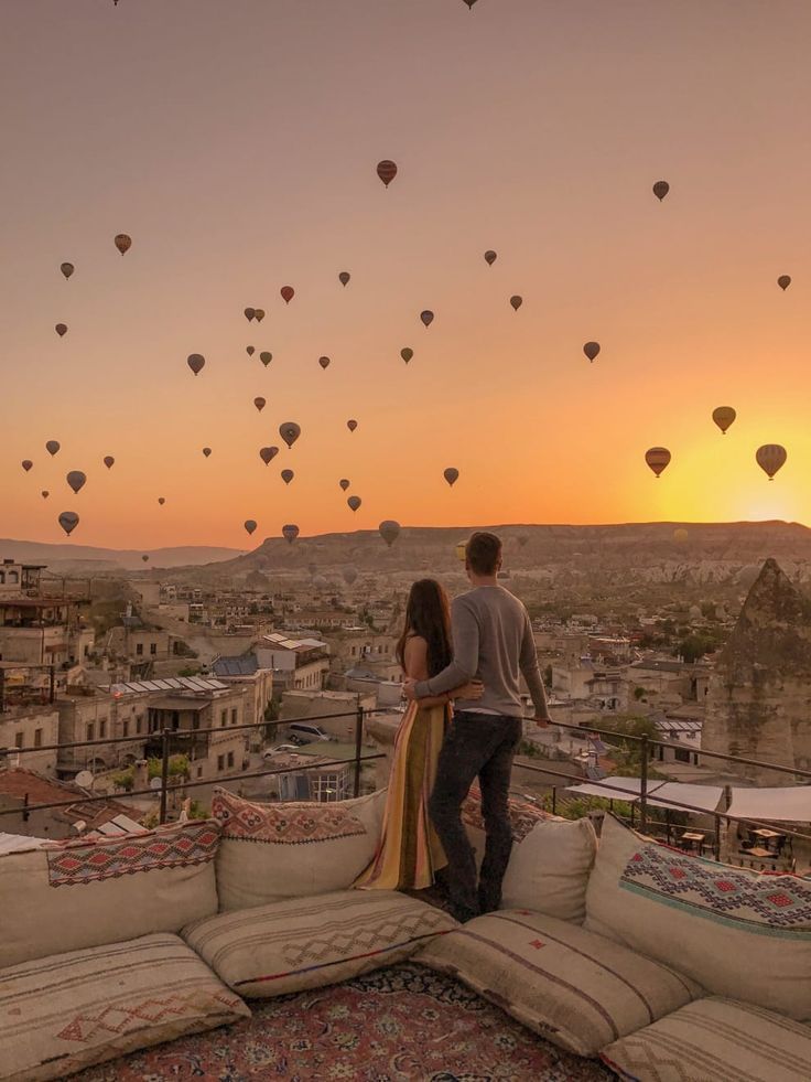 هل يوماً ما سنلتقي ؟؟!! 
أم أن لقاؤنا مجرد سراب
موصود خلف أبواب 
إن الأماني لدينا باللقاء 
كل يوم تزداد 
فلم التشاؤم أيها الأحباب ؟؟!! 
لن ايأس ما دام الحب يملأ 
صدري وما بين الأجناب 
وما دام قلبي ينبض بذكر الأحباب 
فمن يحب بصدق يستحيل 
أن يعرف من الحب متاب 

**بقلمي 🖊️✨🌹❤️