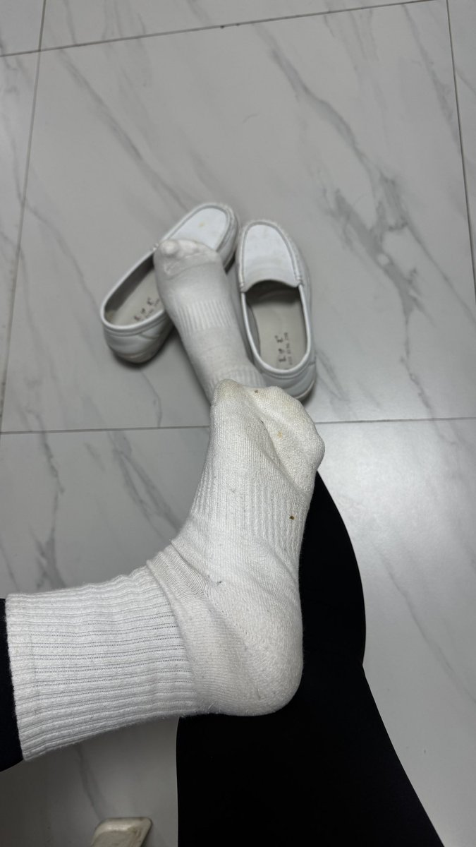 上夜班，走路太累了，脱出来晾晾脚。想看我老公拍的，可以去<a href="/HushiponiangN/">护士婆娘柠</a>