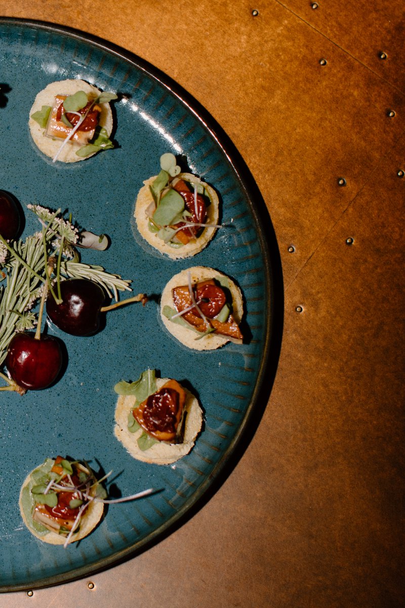 Passed hors d’oeuvres that sleigh. 🛷 
 
📸: Laura Rae Photography