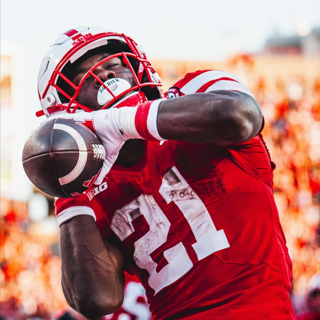 EMMETT JOHNSON ⚡️💰

• 251 CAR, 1451 YDS, 5.8 AVG, 12 TD
• 46 REC, 370 YDS, 8.0 AVG, 3 TD

1,821 ALL-PURPOSE YARDS, 15 TD