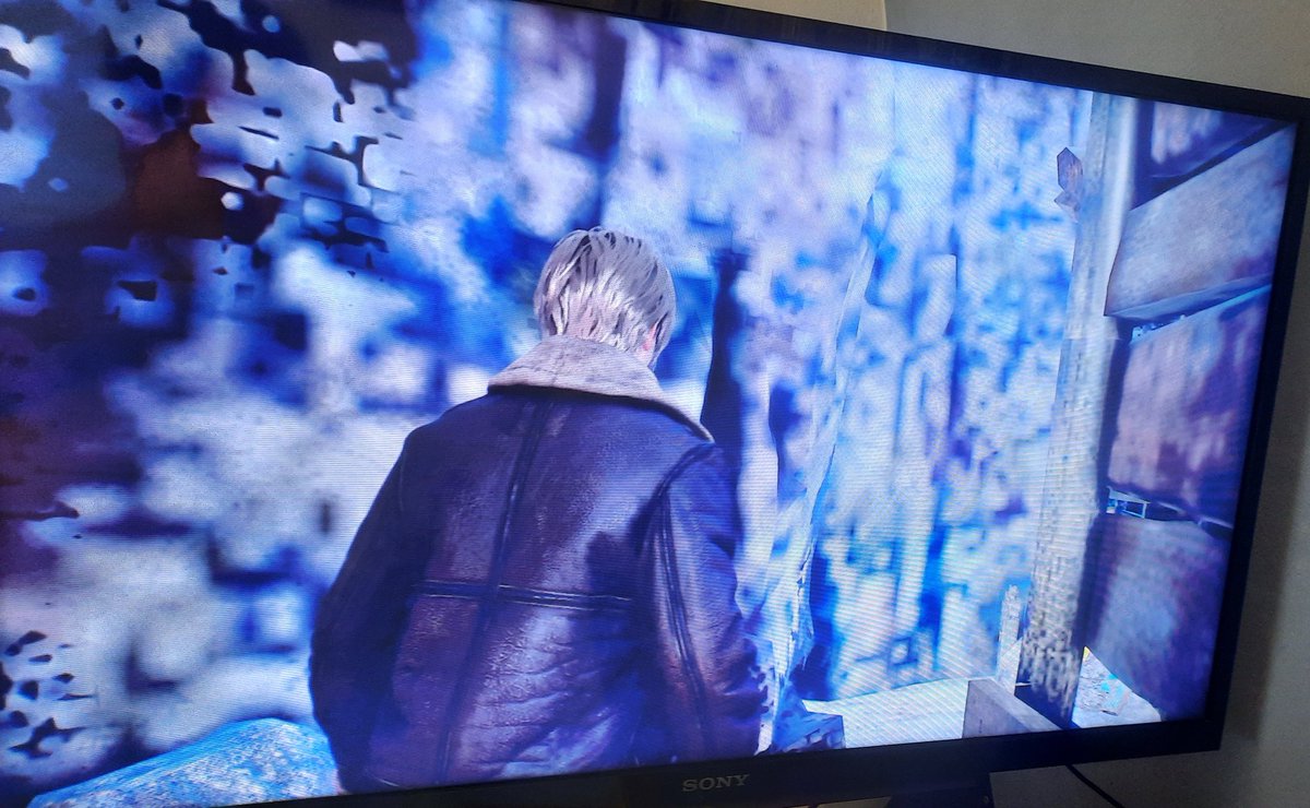 A versão de Serries S do Resident Evil 4 Remake tem um problema sério na renderização das texturas. 
Na época do lançamento até relevei, pq o jogo tinha acabado de sair, e é normal ter alguns problemas. Mas mais de 2 anos e meio depois, e a Capcom não ter arrumado, é sacanagem.