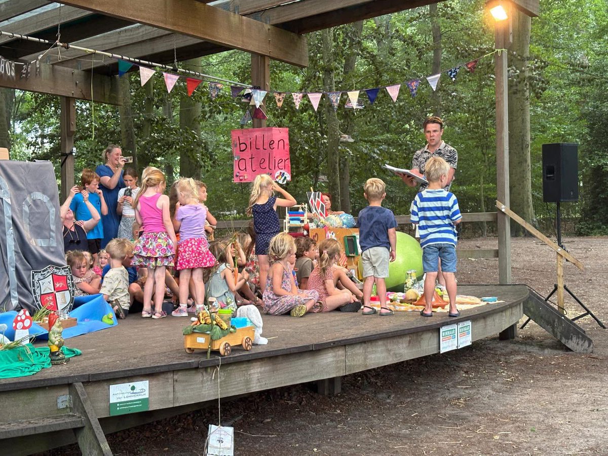 Terugblik Theaterseizoen 2025 🎭 Van het betoverende concert van Iris Hond tot een sterke filmreeks 🎬, een feestelijk jubileumweekend 🎉, veel humor &amp; muziek met Thijs Kemperink en The Bluebettes 😄, magische Boek in het Bos-avonden voor de kids 📚en de knaller Boh Foi Toch 🔥