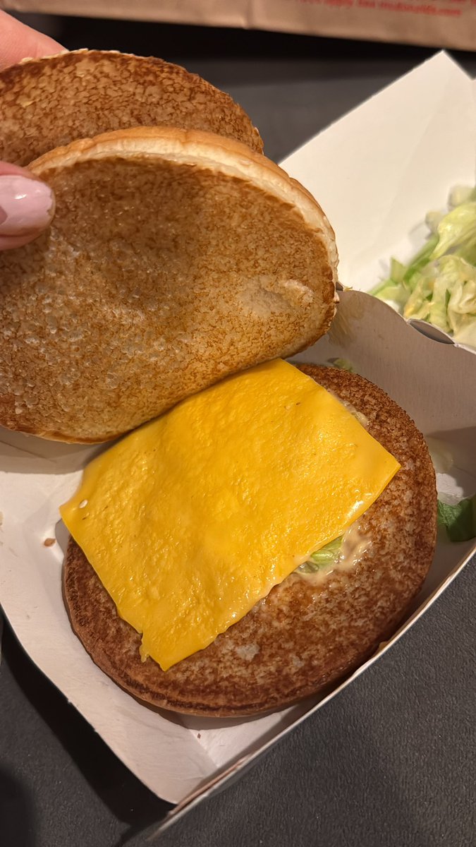 daniellebxtch_'s tweet photo. @ubereats_uk @UberUKI_Support  I need some help with an order. It’s saying I’ve ordered with no meat on my receipt however on my online receipt it confirms a normal Big Mac? Why has my beef been removed? https://t.co/jy54vCuA0g