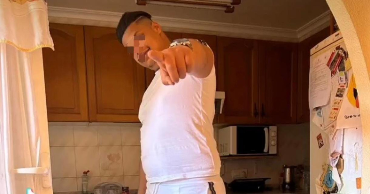 RobertoVaquero_'s tweet image. Él es Hamza, el cabecilla de la manada argelina que retuvo, torturó y violó a una mujer durante una semana en Alicante.

Antes de cometer este crimen, ya había perseguido con una katana y amenazado de muerte a otra mujer. 

Este despojo era un criminal multirreincidente, según…