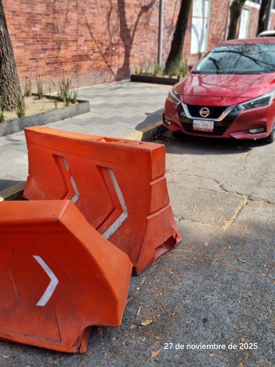 DFsoy's tweet photo. @UCS_GCDMX @ClaraBrugadaM Auditorio Nacional prolongacion campo marte, podrían retirar a franeleros que lucra con ka vía publica? Cobran por estacionarse.  Eso es extorsión. Retiro de franeleros y de sus apartados por favor!!! https://t.co/2c3DpgFWoq