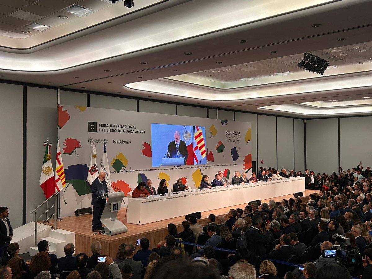 ¡Comenzó la 39ª edición de nuestra <a href="/FILGuadalajara/">FIL Guadalajara</a>! 

Sigue en este hilo 🧵🪡   toda la información sobre la ceremonia de inauguración y la entrega del Premio FIL de Literatura en Lenguas Romances a Amin Maalouf.