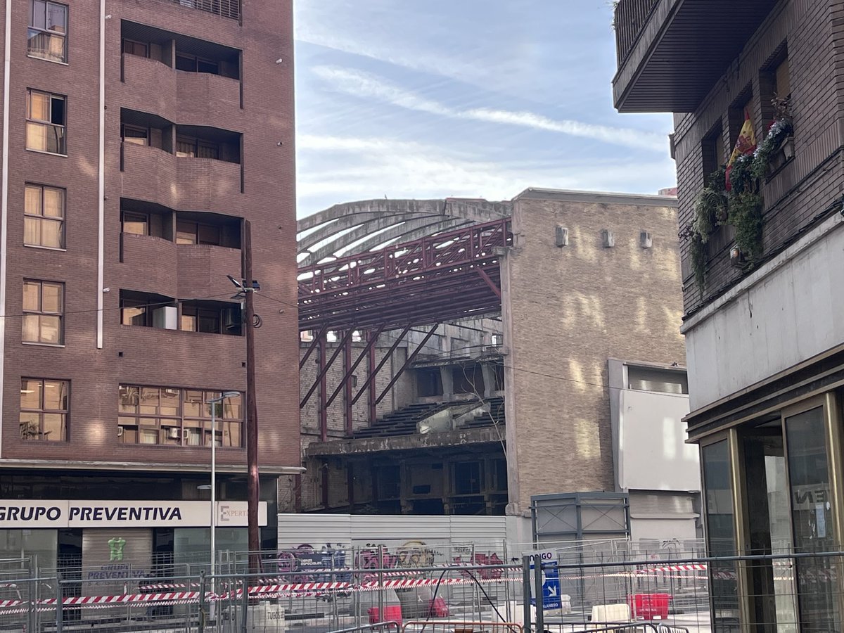 Con todos ustedes una de las mayores vergüenzas de nuestra ciudad #Zaragoza 

Teatro Fleta 🥺