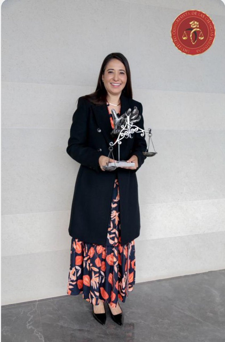 ✨ La Magistrada Indira Isabel García Pérez recibió el Galardón a la Trayectoria en el Sector Público, otorgado por el Instituto Congresista de Ciencias Jurídicas.

Este reconocimiento  destaca su aportación al fortalecimiento de un servicio público ético, profesional y orientado