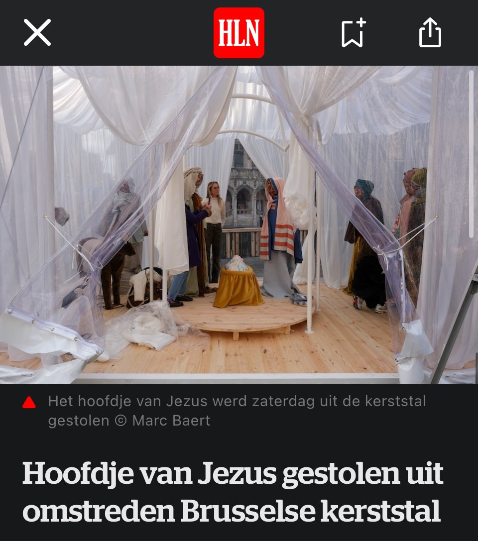 Uit dankbaarheid voor de inclusieve kerststal die ter ere van de kinderen van de multiculturele samenleving werd gebouwd, stalen diezelfde kinderen het hoofd van Jezus. De ironie hiervan toont pijnlijk de dagelijkse realiteit in Brussel aan. Wie houdt men eigenlijk voor de gek?