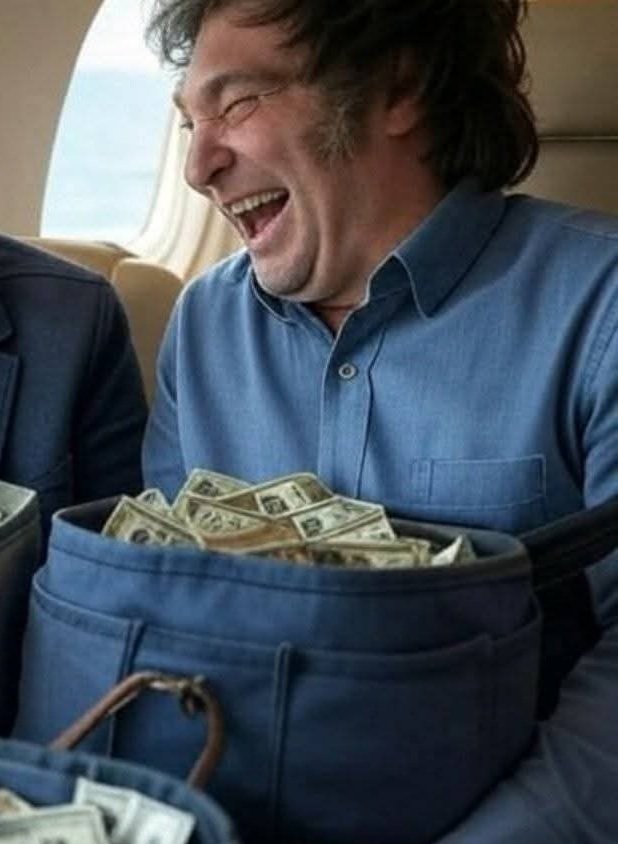 MartnPeiretti1's tweet image. 🟥✅⚠️ Mientras entretienen a una sociedad de brutos con la pelea entre el Chiqui Tapia y Verón, la semana que pasó Milei y Caputo vendieton las centrales hidroeléctricas de la Patagonia que dan ganancias por exigencia de EEUU. 
Se las entregaron a sus amigos yanquis.